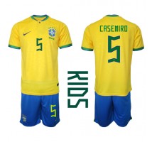 Brazil Casemiro #5 Koszulka Podstawowa dzieci MŚ 2022 Krótki Rękaw (+ krótkie spodenki)