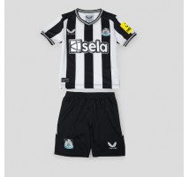 Newcastle United Koszulka Podstawowa dzieci 2023-24 Krótki Rękaw (+ krótkie spodenki)