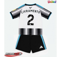 Newcastle United Tino Livramento #2 Koszulka Podstawowa dzieci 2026-27 Krótki Rękaw (+ krótkie spodenki)