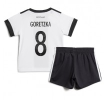 Njemačka Leon Goretzka #8 Koszulka Podstawowa dzieci MŚ 2022 Krótki Rękaw (+ krótkie spodenki)