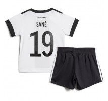 Njemačka Leroy Sane #19 Koszulka Podstawowa dzieci MŚ 2022 Krótki Rękaw (+ krótkie spodenki)