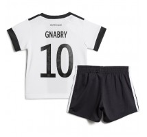 Njemačka Serge Gnabry #10 Koszulka Podstawowa dzieci MŚ 2022 Krótki Rękaw (+ krótkie spodenki)