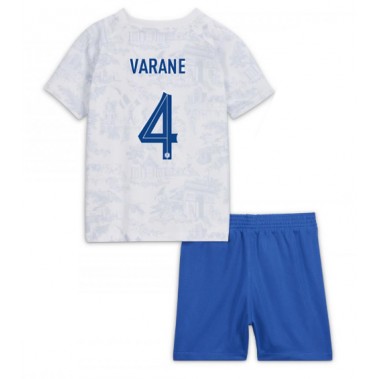 Francuska Raphael Varane #4 Koszulka Wyjazdowa dzieci MŚ 2022 Krótki Rękaw (+ krótkie spodenki)