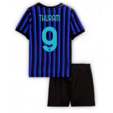 Inter Milan Marcus Thuram #9 Koszulka Podstawowa dzieci 2025-26 Krótki Rękaw (+ krótkie spodenki) Inter Milan Marcus Thuram #9 Koszulka Podstawowa dzieci 2025-26 Krótki Rękaw (+ krótkie spodenki)