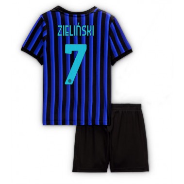 Inter Milan Piotr Zielinski #7 Koszulka Podstawowa dzieci 2025-26 Krótki Rękaw (+ krótkie spodenki) Inter Milan Piotr Zielinski #7 Koszulka Podstawowa dzieci 2025-26 Krótki Rękaw (+ krótkie spodenki)