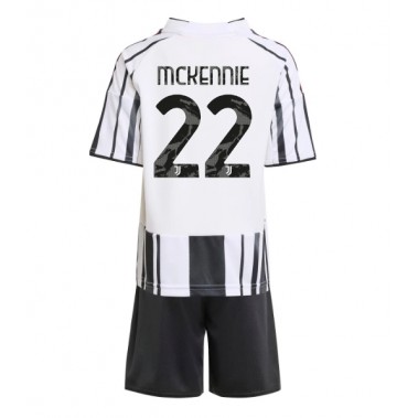 Juventus Weston McKennie #22 Koszulka Podstawowa dzieci 2025-26 Krótki Rękaw (+ krótkie spodenki)