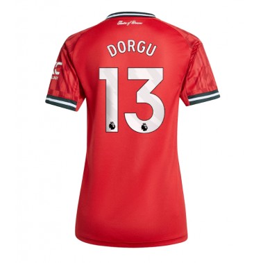 Manchester United Patrick Dorgu #13 Koszulka Podstawowa damskie 2025-26 Krótki Rękaw Manchester United Patrick Dorgu #13 Koszulka Podstawowa damskie 2025-26 Krótki Rękaw