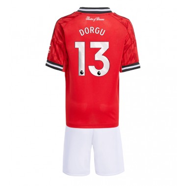 Manchester United Patrick Dorgu #13 Koszulka Podstawowa dzieci 2025-26 Krótki Rękaw (+ krótkie spodenki) Manchester United Patrick Dorgu #13 Koszulka Podstawowa dzieci 2025-26 Krótki Rękaw (+ krótkie spodenki)