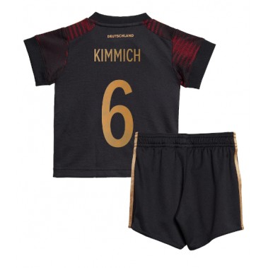 Njemačka Joshua Kimmich #6 Koszulka Wyjazdowa dzieci MŚ 2022 Krótki Rękaw (+ krótkie spodenki)