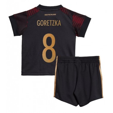 Njemačka Leon Goretzka #8 Koszulka Wyjazdowa dzieci MŚ 2022 Krótki Rękaw (+ krótkie spodenki)